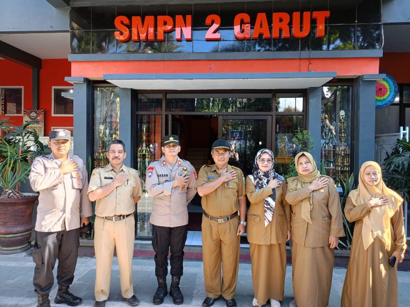 Caption : Polres Garut giat Pollice Goes to cshool