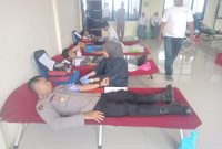 Caption : Polsek Talegong ikuti donor darah