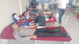 Caption : Polsek Talegong ikuti donor darah