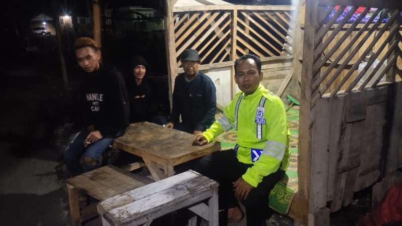 Caption : Polsek Bayongbong cek poskamling