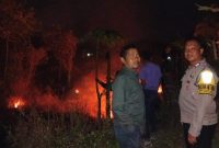 Caption : Polsek Leuwigoong Polres Garut Cek TKP Kebakaran Kebun