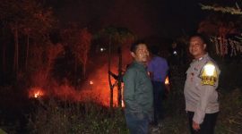 Caption : Polsek Leuwigoong Polres Garut Cek TKP Kebakaran Kebun