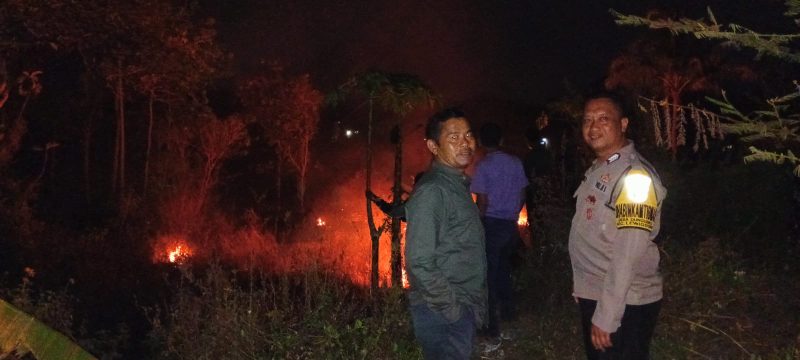 Caption : Polsek Leuwigoong Polres Garut Cek TKP Kebakaran Kebun