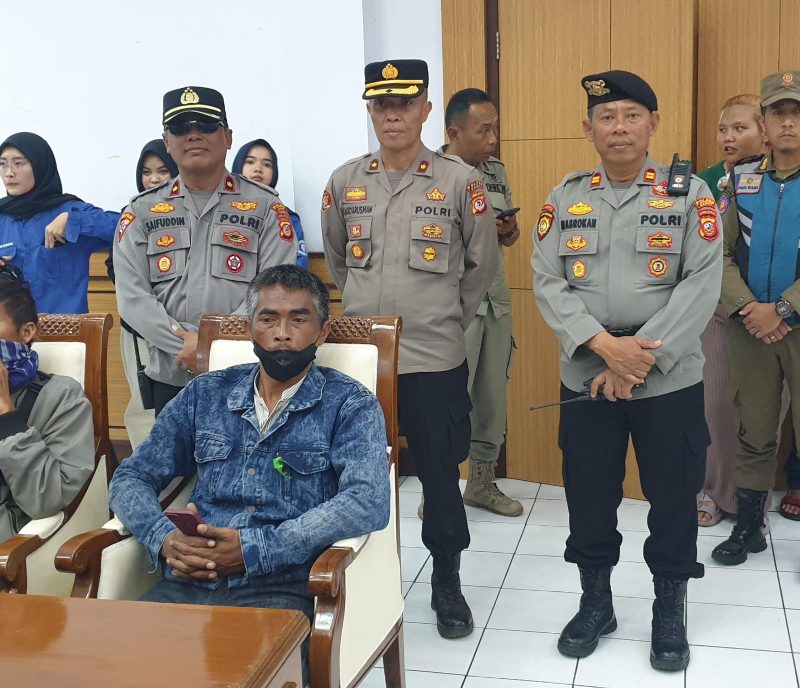 Caption : Polres Garut pengawalan unjuk rasa