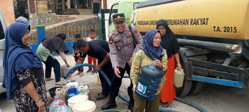 Caption : Polres Garut salurkan air bersih