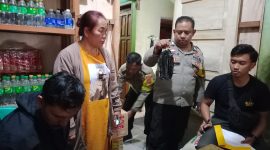 Caption : Bhabinkamtibmas Polsek Wanaraja ungkap pelaku jual miras