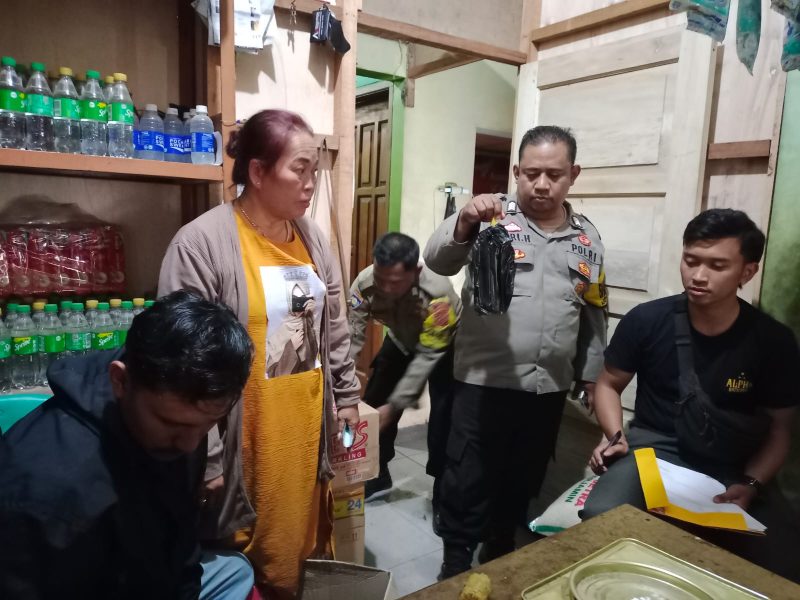 Caption : Bhabinkamtibmas Polsek Wanaraja ungkap pelaku jual miras