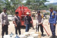 Caption : Polres Garut salurkan air bersih