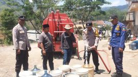 Caption : Polres Garut salurkan air bersih