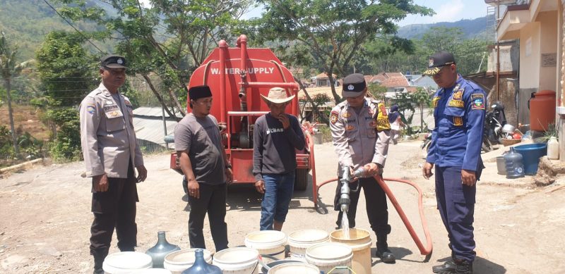 Caption : Polres Garut salurkan air bersih