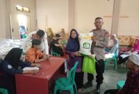 Caption : Polsek Cibatu bantu penyaluran bansos