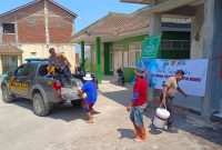 Caption : Polsek Pasirwangi giat bakti sosial