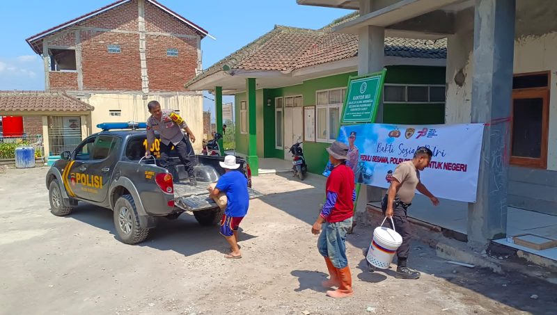 Caption : Polsek Pasirwangi giat bakti sosial