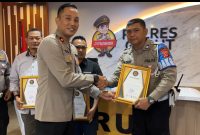 Caption : Anggota Sat lantas Polres Garut diberikan penghargaan