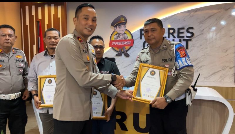 Caption : Anggota Sat lantas Polres Garut diberikan penghargaan