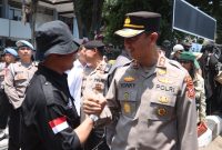 Caption : Aksi humanis Kapolres garut saat kawal aksi solidaritas