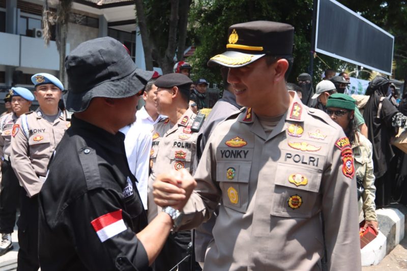 Caption : Aksi humanis Kapolres garut saat kawal aksi solidaritas