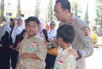 Caption : Kapolres Garut saat berikan penyuluhan kepada anak-anak