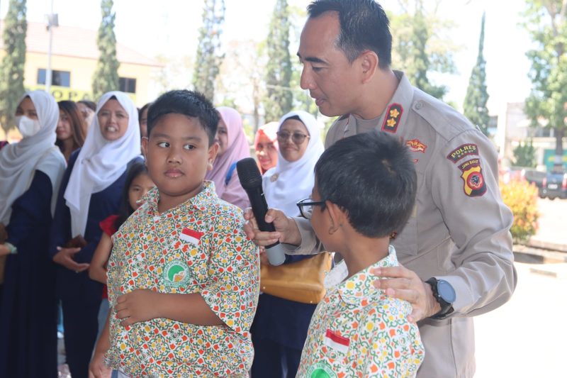Caption : Kapolres Garut saat berikan penyuluhan kepada anak-anak