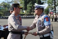 Caption : Anggota Polri yang mendapatkan penghargaan dari Kapolres Garut