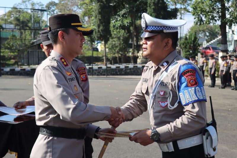 Caption : Anggota Polri yang mendapatkan penghargaan dari Kapolres Garut