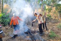Caption : Kapolsek Tarogong Kidul saat padamkan api di lahan gunung putri