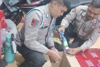 Caption : Polsek Bungbulang saat giat rajia miras
