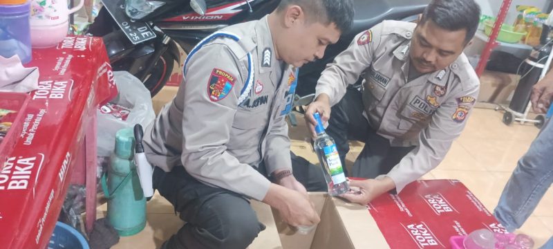 Caption : Polsek Bungbulang saat giat rajia miras