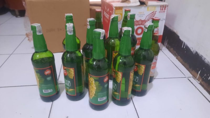 Caption : Penjual miras berhasil diamankan Polsek Garut Kota