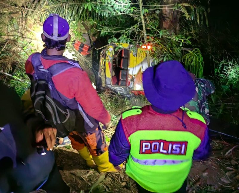 Caption : Lokasi Elf masuk jurang sedalam 50 meter