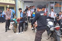Caption : Motor siswa kedapatan pakai knalpot brong
