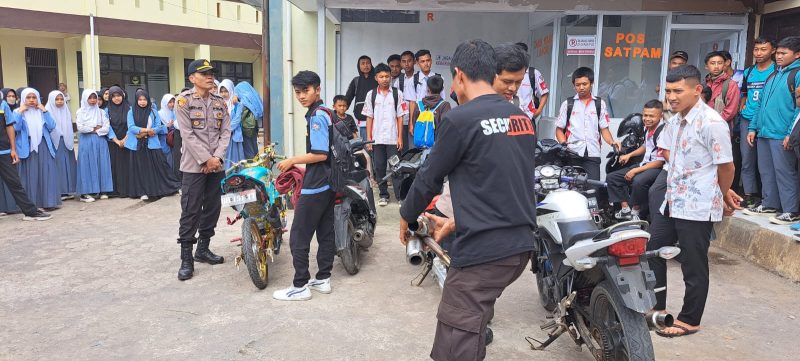 Caption : Motor siswa kedapatan pakai knalpot brong