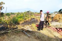 Caption : Polsek Leuwigoong bersama Disdamkar Garut padamkam api lahan gambut