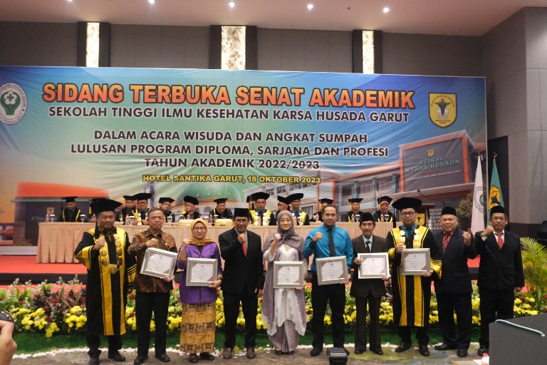 Sekolah Tinggi Ilmu Kesehatan (STIKes) Karsa Husada Garut menggelar acara Wisuda dan Angkat Sumpah Lulusan Program Diploma, Sarjana, dan Profesi Tahun Akademik 2022/2023. Acara berlangsung di Ballroom Hotel Santika, Jalan Cipanas Baru, Kecamatan Tarogong Kaler, Kabupaten Garut, pada Rabu (18/10/2023).