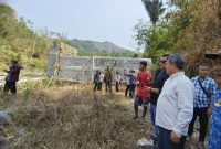 Bupati Garut, Rudy Gunawan, mengekspresikan rasa kekecewaannya terhadap proses pembangunan Jembatan Wareng yang berada di Kecamatan Pakenjeng, Kabupaten Garut. Di hari kedua kunjungan kerjanya, Rabu (18/10/2023)