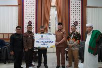 Bupati Garut, Rudy Gunawan, menyerahkan  bantuan Corporate Social Responsibility (CSR) dari Bank BJB Cabang Garut kepada PERSIGAR dan Pondok Pesantren Subulussalam. Acara ini berlangsung di Ruang Pamengkang, Kecamatan Garut Kota, Kabupaten Garut,  Kamis (19/10/2023).
