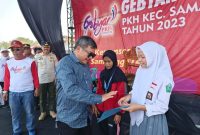 upati Garut, Rudy Gunawan mengungkapkan, penurunan angka kemiskinan di Kabupaten Garut tahun ini turun satu digit di 9,7%. Angka kemiskinan di Kabupaten Garut sempat naik di masa Covid-19 di 10,8 %