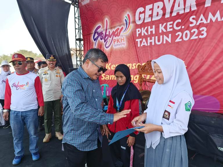 upati Garut, Rudy Gunawan mengungkapkan, penurunan angka kemiskinan di Kabupaten Garut tahun ini turun satu digit di 9,7%. Angka kemiskinan di Kabupaten Garut sempat naik di masa Covid-19 di 10,8 %