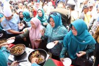 Dalam rangka Hari Pangan Sedunia, Pemerintah Kabupaten Garut menyelenggarakan Gelar Pangan Beragam, Bergizi, Seimbang, dan Aman (B2SA) Terpadu bertajuk "Berbagi Bakti Satu Dekade Rudy-Helmi". Acara ini berlangsung di Lapangan Trikarya, Kecamatan Sukawening, Kabupaten Garut, dan dibuka oleh Wakil Bupati Garut, dr. Helmi Budiman, Selasa (24/10/2023).
