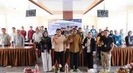 Wakil Bupati Garut, dr. Helmi Budiman, membuka resmi acara Pelatihan Pemandu Wisata Buatan yang diadakan oleh Dinas Pariwisata dan Kebudayaan (Disparbud) Kabupaten Garut. Acara berlangsung di Ballroom Hotel Cahaya Villa's, Jalan Cipanas Baru, Kecamatan Tarogong Kaler, Kabupaten Garut, Selasa (24/10/2023).
