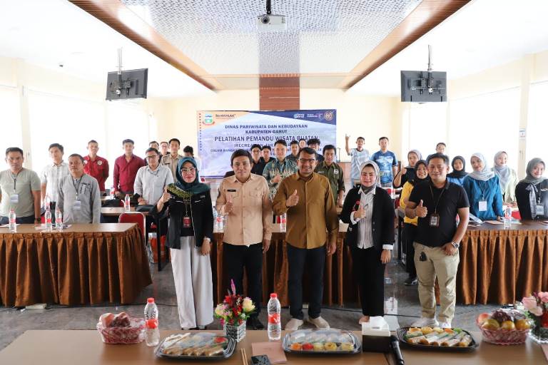 Wakil Bupati Garut, dr. Helmi Budiman, membuka resmi acara Pelatihan Pemandu Wisata Buatan yang diadakan oleh Dinas Pariwisata dan Kebudayaan (Disparbud) Kabupaten Garut. Acara berlangsung di Ballroom Hotel Cahaya Villa's, Jalan Cipanas Baru, Kecamatan Tarogong Kaler, Kabupaten Garut, Selasa (24/10/2023).
