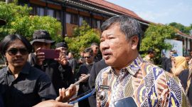 Bupati Garut, Rudy Gunawan memberikan arahan kepada 1.544 Tenaga Honorer Kategori II (THK-II) dalam apel pagi di Lapang Sekretariat Daerah Garut, Jalan Pembangunan, Kecamatan Tarogong Kidul, Kabupaten Garut, Kamis (26/10/2023).
