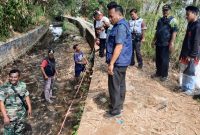 Camat Cilawu, Anas Aolia Malik, melaporkan terjadinya longsor di Kampung Kandang Uncal, Desa Ngamplang, Kecamatan Cilawu, Kabupaten Garut, pada Kamis malam (26/10/2023). 