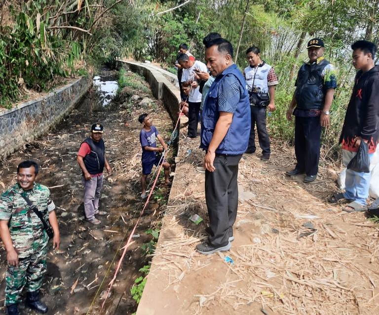 Camat Cilawu, Anas Aolia Malik, melaporkan terjadinya longsor di Kampung Kandang Uncal, Desa Ngamplang, Kecamatan Cilawu, Kabupaten Garut, pada Kamis malam (26/10/2023). 