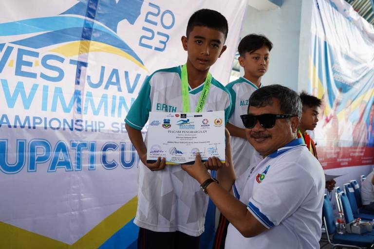 Bupati Garut, Rudy Gunawan, secara resmi membuka beberapa kejuaraan renang di Sarana Olahraga Raga Akuatik Talaga Bodas, Tarogong Kidul, Sabtu (28/10/2023).