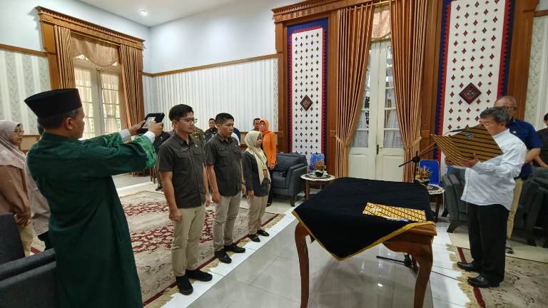 Bupati Garut, Rudy Gunawan mengangkat 3 Pegawai Negeri Sipil (PNS) dalam Jabatan Fungsional Pengelola Pengadaan Barang/Jasa