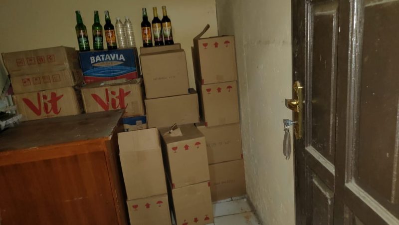 Caption : Polres Garut temukan botol miras di Margawati