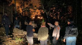 Caption : Kebakaran hutan dan lahan warga di Desa Sukasono