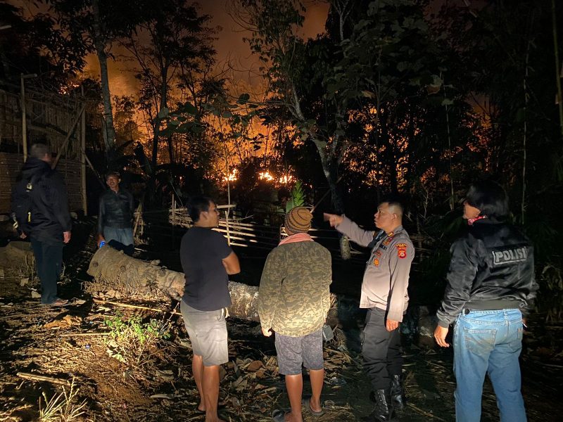 Caption : Kebakaran hutan dan lahan warga di Desa Sukasono