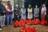 Caption : Ketua DPC PDI Perjuangan Garut Yudha Puja Turnawan tengok korban kebakaran di Kec Kadungora